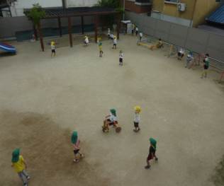 園庭で遊ぶ子供たち